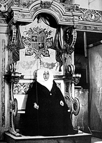 La Priora en su sitial del coro,  sobre ella el emblema del monasterio con las barras de Aragón (R.Compairé) 1930